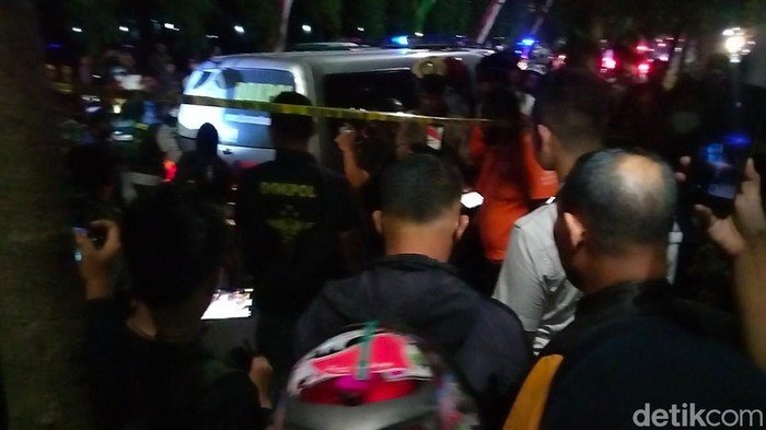 Mayat pria bersimbah darah ditemukan di trotoar jalan protokol Urip Sumoharjo, Makassar (detikSulsel/Muh Ishak Agus).