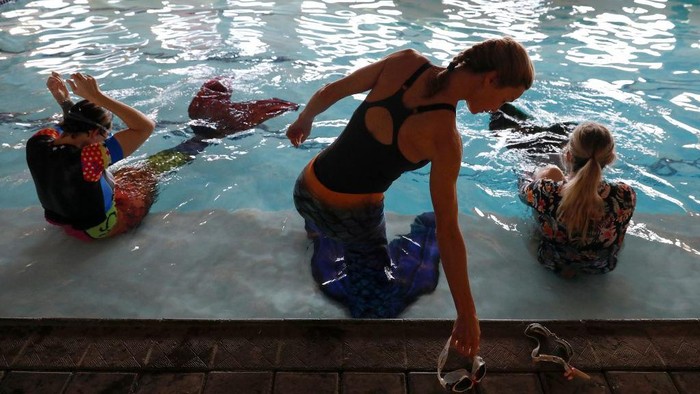 Melihat Sekolah Putri Duyung di Afrika Selatan Students perform a routine during their mermaiding class at the Merschool in Kayalami, near Midrand, on June 3, 2022. - Mermaiding is a fast growing sport world wide and includes several skills such as monofin swimming, sculling, tricks and breath hold. (Photo by Phill Magakoe / AFP) (Photo by PHILL MAGAKOE/AFP via Getty Images)