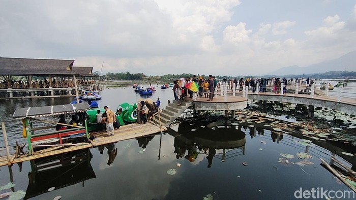Mengintip Wajah Baru Situ Bagendit yang Ciamik dan Fotogenik Usai diperbaiki hampir setahun, objek wisata Situ Bagendit di Kabupaten Garut akhirnya rampung dikerjakan. Objek wisata ini berubah dari kuno menjadi ciamik dan fotogenik dengan wajah barunya.