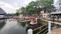Objek wisata Situ Bagendit kini terbagi ke dalam tiga bagian yakni Bagendit 1, Bagendit 2, dan Bagendit 3. Tempat intinya adalah Bagendit 1. Dari Bagendit 1 sampai Bagendit 3 terhubung dengan jalan yang mulus. Wisatawan bisa berputar dan mengunjungi semua tempat menggunakan kendaraan sewaan.