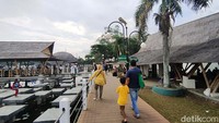 Pada zona Bagendit 1, yang utama itu terdapat banyak bangunan baru. Yang paling jadi favorit, adalah bangunan dome dan dermaga yang ada di tengah-tengah objek wisata.