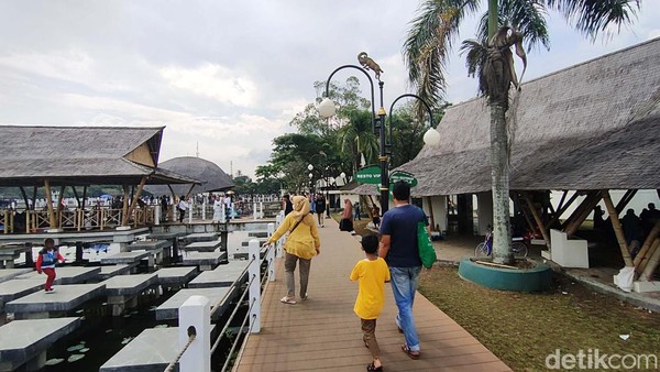 Pada zona Bagendit 1, yang utama itu terdapat banyak bangunan baru. Yang paling jadi favorit, adalah bangunan dome dan dermaga yang ada di tengah-tengah objek wisata. Pada zona Bagendit 1, yang utama itu terdapat banyak bangunan baru. Yang paling jadi favorit, adalah bangunan dome dan dermaga yang ada di tengah-tengah objek wisata.