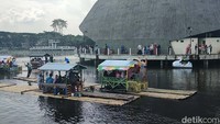 Kedua bangunan tersebut menjorok ke tengah danau. Dome berbentuk bulat dengan penutup yang terpisah-pisah. Sedangkan dermaga berbentuk melingkar dan menjadi tempat singgah rakit atau perahu dari kayu. Masyarakat yang ingin menaiki rakit menunggu di sana.