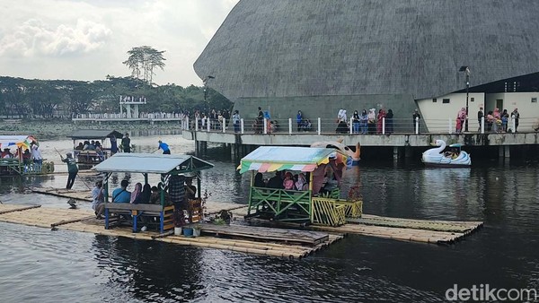 Kedua bangunan tersebut menjorok ke tengah danau. Dome berbentuk bulat dengan penutup yang terpisah-pisah. Sedangkan dermaga berbentuk melingkar dan menjadi tempat singgah rakit atau perahu dari kayu. Masyarakat yang ingin menaiki rakit menunggu di sana. Kedua bangunan tersebut menjorok ke tengah danau. Dome berbentuk bulat dengan penutup yang terpisah-pisah. Sedangkan dermaga berbentuk melingkar dan menjadi tempat singgah rakit atau perahu dari kayu. Masyarakat yang ingin menaiki rakit menunggu di sana.