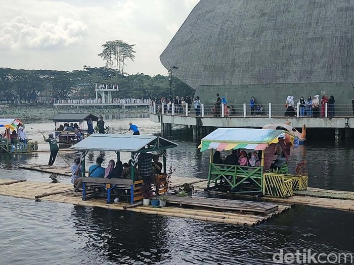 Usai diperbaiki hampir setahun, objek wisata Situ Bagendit di Kabupaten Garut akhirnya rampung dikerjakan. Objek wisata ini berubah dari kuno menjadi ciamik dan fotogenik dengan wajah barunya.