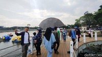 Bangunan dermaga yang berbentuk seperti tanaman yang melingkar itu menjadi tempat favorit bagi para pengunjung. Sebab, tempatnya cocok untuk berfoto.