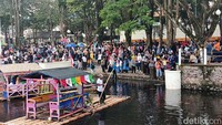 Situ Bagendit 1 ini yang paling banyak dikunjungi masyarakat. Maka tak heran, usai diuji coba operasinya pada libur lebaran lalu, masyarakat berbondong-bondong berkunjung ke sini, terutama saat weekend.