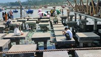 Yang kedua, adalah keamanan. Banyak tempat yang menjorok langsung ke tengah danau yang tidak dilengkapi pengaman atau petugas jaga. Hal tersebut menjadi berbahaya. Menurut informasi yang dihimpun, beberapa waktu lalu ada bocah yang terjatuh dari atas bangunan dan nyemplung ke danau. Beruntung berhasil diselamatkan.