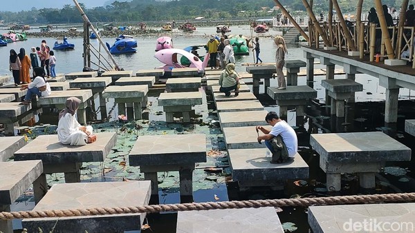 Yang kedua, adalah keamanan. Banyak tempat yang menjorok langsung ke tengah danau yang tidak dilengkapi pengaman atau petugas jaga. Hal tersebut menjadi berbahaya. Menurut informasi yang dihimpun, beberapa waktu lalu ada bocah yang terjatuh dari atas bangunan dan nyemplung ke danau. Beruntung berhasil diselamatkan. Yang kedua, adalah keamanan. Banyak tempat yang menjorok langsung ke tengah danau yang tidak dilengkapi pengaman atau petugas jaga. Hal tersebut menjadi berbahaya. Menurut informasi yang dihimpun, beberapa waktu lalu ada bocah yang terjatuh dari atas bangunan dan nyemplung ke danau. Beruntung berhasil diselamatkan.