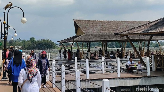 Usai diperbaiki hampir setahun, objek wisata Situ Bagendit di Kabupaten Garut akhirnya rampung dikerjakan. Objek wisata ini berubah dari kuno menjadi ciamik dan fotogenik dengan wajah barunya.