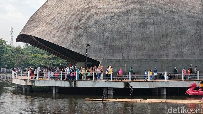 Usai diperbaiki hampir setahun, objek wisata Situ Bagendit di Kabupaten Garut akhirnya rampung dikerjakan. Objek wisata ini berubah dari kuno menjadi ciamik dan fotogenik dengan wajah barunya.