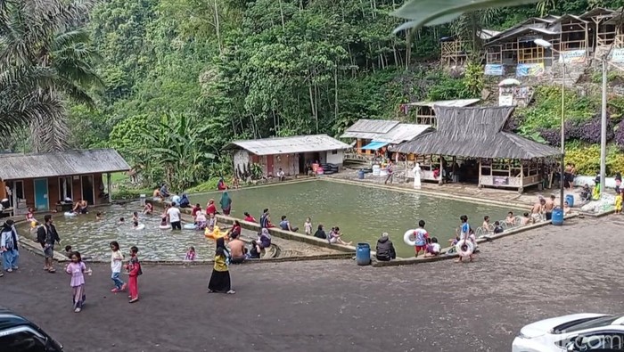Menikmati air panas dari Gunung Galunggung di objek wisata Citiis di Tasikmalaya
