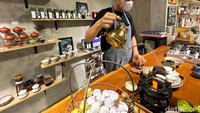Daun teh kemudian disiram oleh air mendidih dan didiamkan selama 10-15 detik untuk membersihkan daun teh. Setelah dicuci, daun teh kembali diseduh dengan air mendidih. Diamkan beberapa saat, lalu tuangkan teh ke dalam poci untuk dituangkan ke cangkir (Rengga Sancaya/detikcom)