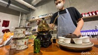 Di tempat ini, peserta walking tour diperkenalkan dengan tradisi minum teh ala Tionghoa. Tradisi minum teh ini lebih menekankan pada cara penyeduhan dan penyajian teh. Upacara minum teh pada masyarakat Tionghoa biasanya dilakukan saat upacara perkawinan dan pemujaan leluhur. (Rengga Sancaya/detikcom)