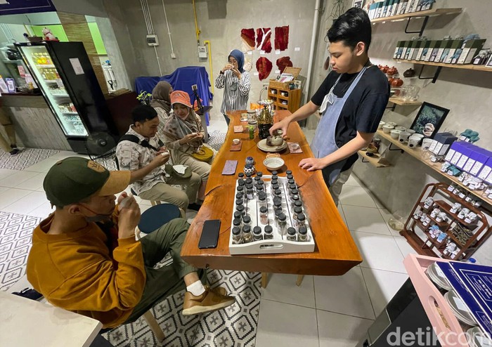 Menikmati teh di Petak Enam saat walking tour Chinatown Glodok.