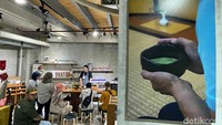 Saat mengikuti walking tour rute Chinatown Glodok bersama Jakarta Good Guide, peserta akan mengakhiri perjalanannya dengan menikmati sekaligus berkenalan dengan tradisi minum teh ala Tionghoa di Pieces of Peace. (Rengga Sancaya/detikcom)