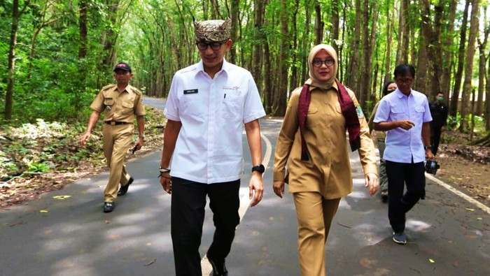 Menteri Pariwisata dan Ekonomi Kreatif saat berada di Banyuwangi