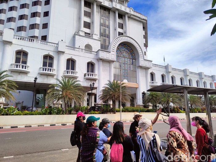 Mercure Hotel saat walking tour Old Batavia bersama Timegap