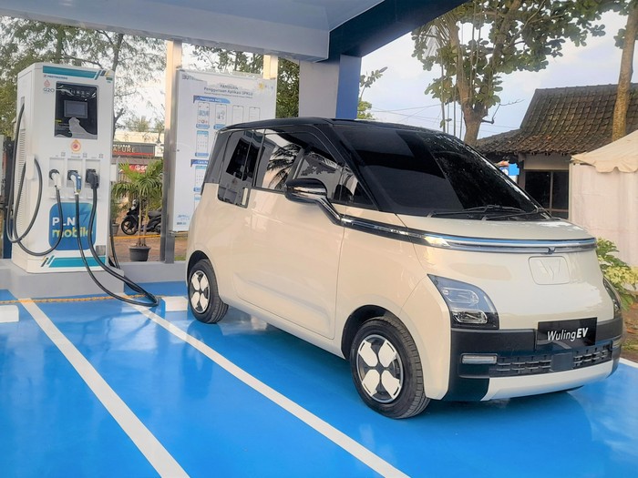Mobil Listrik Wuling Dipamerkan di Borobudur