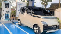 Kehadiran curved-tech body line yang dikombinasikan dengan minimalist dual-tone color scheme juga bikin kendaraan ini tampil stylish. Foto: Dok. Wuling Motors