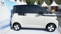 Beralih ke sisi samping, terdapat futuristic rearview mirror dengan desain seperti melayang. Foto: Dok. Wuling Motors