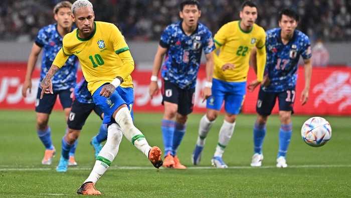 TOKYO, JAPAN - JUNE 06: Neymar Jr. of Brazil converts the penalty to score his sides first goal during the international friendly match between Japan and Brazil at National Stadium on June 6, 2022 in Tokyo, Japan. (Photo by Kenta Harada/Getty Images)