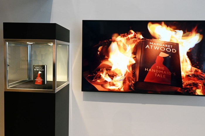 Novel Anti-Api Ini Dilelang Rp 1,4 Miliar NEW YORK, NEW YORK - JUNE 03: A view of the Margaret Atwood's unique single-copy βUnburnableβ special edition of The Handmaidβs Tale at Sotheby's on June 03, 2022 in New York City. In order to raise awareness about the proliferating book banning and educational gag orders in American schools nationwide, and to raise money to support PEN Americaβs crucial work to counter this national crisis of censorship, Margaret Atwood and Penguin Random House have partnered with the Rethink to make The Unburnable Book, a fireproof edition of Atwoodβs often banned book. The book is on offer with an estimate of $50/100,000 in an online auction open for bidding now through June 7th, and will be on public view from June 3rd - 7th. (Photo by Slaven Vlasic/Getty Images)
