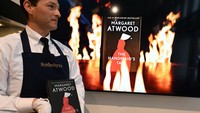 Ini adalah edisi khusus novel Handmaids Tale yang kini dilelang di Rumah Lelang Sothebys, New York.  Foto: Getty Images/Slaven Vlasic