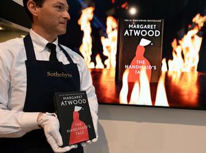 Novel Anti-Api The Handmaids Tale Laku Rp 1,8 Miliar
