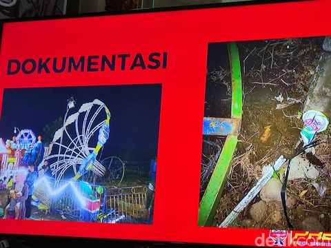 Operator permainan, Irfan, menunjukkan foto wahana Ontang-anting yang roboh di Pasar Malam Jolotundo Semarang pada Jumat (3/6) lalu.