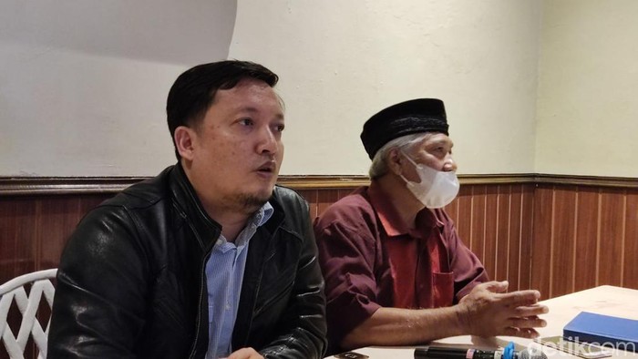 Paman Bryan, Anung Prajotho (bermasker), bersama tim kuasa hukum saat memberikan keterangan soal kasus di HolyWings Jogja, Senin (6/6/2022).