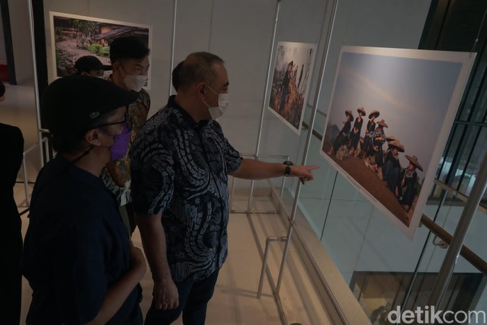 Pengunjung melihat pameran foto di Episode Hotel, Kabupaten Tangerang, Banten, Minggu (5/6/2022). Pewarta Foto Indonesia (PFI) Tangerang bersama Episode Hotel menggelar pameran foto bertema Budaya Baduy dan Peranakan Banten guna memperkenalkan budaya yang ada di Banten kepada masyarakat dan berlangsung hingga 19 Juni 2022