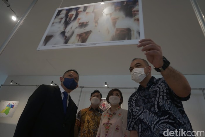 Pengunjung melihat pameran foto di Episode Hotel, Kabupaten Tangerang, Banten, Minggu (5/6/2022). Pewarta Foto Indonesia (PFI) Tangerang bersama Episode Hotel menggelar pameran foto bertema Budaya Baduy dan Peranakan Banten guna memperkenalkan budaya yang ada di Banten kepada masyarakat dan berlangsung hingga 19 Juni 2022