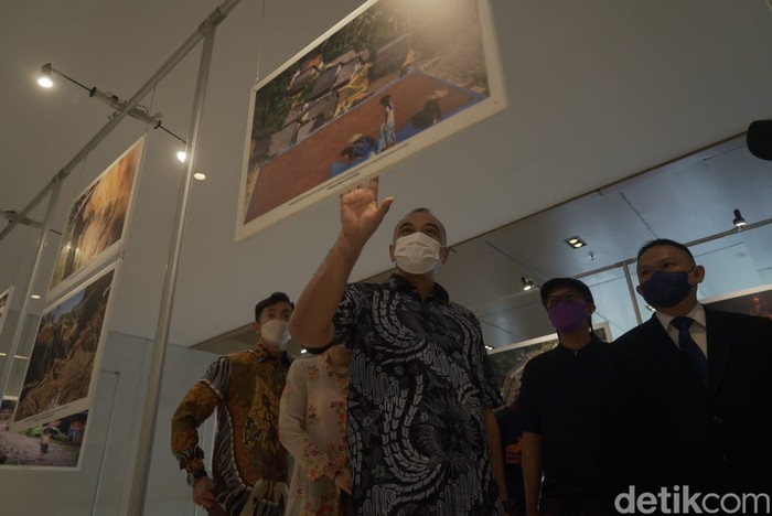 pameran Foto Baduy Pengunjung melihat pameran foto di Episode Hotel, Kabupaten Tangerang, Banten, Minggu (5/6/2022). Pewarta Foto Indonesia (PFI) Tangerang bersama Episode Hotel menggelar pameran foto bertema Budaya Baduy dan Peranakan Banten guna memperkenalkan budaya yang ada di Banten kepada masyarakat dan berlangsung hingga 19 Juni 2022