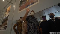 Bupati Tangerang Ahmed Zaki Iskandar membuka sekaligus meninjau pameran foto Budaya Baduy dan Peranakan Banten di Tangerang, Minggu (5/6/2022). Pameran yang berlangsung hingga 19 Juni mendatang untuk memperkenalkan lebih luas tradisi dan kekayaan budaya di Banten.