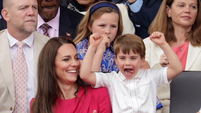 Pangeran Louis LONDON, ENGLAND - JUNE 05: Catherine, Duchess of Cambridge and Prince Louis of Cambridge attend the Platinum Pageant on June 05, 2022 in London, England. The Platinum Jubilee of Elizabeth II is being celebrated from June 2 to June 5, 2022, in the UK and Commonwealth to mark the 70th anniversary of the accession of Queen Elizabeth II on 6 February 1952. (Photo by Richard Pohle - WPA Pool/Getty Images)
