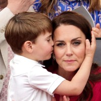 “Smooch!” kecupan mesra dari Si Kecil untuk ibunda tersayang. Foto: Getty Images
