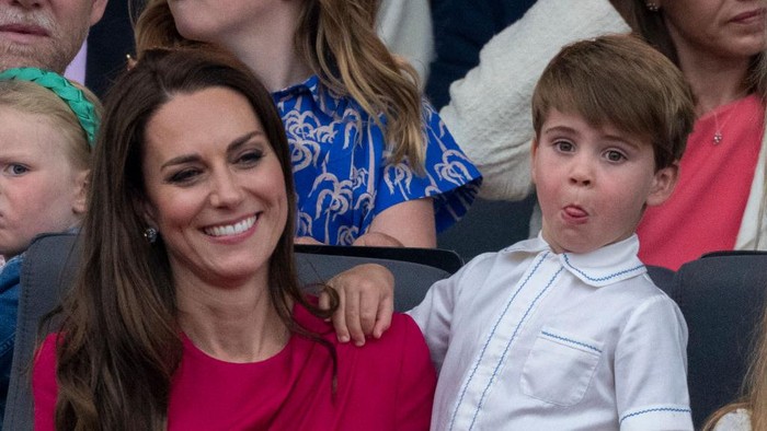 Pangeran Louis LONDON, ENGLAND - JUNE 05: Catherine, Duchess of Cambridge and Prince Louis of Cambridge attend the Platinum Pageant on June 05, 2022 in London, England. The Platinum Jubilee of Elizabeth II is being celebrated from June 2 to June 5, 2022, in the UK and Commonwealth to mark the 70th anniversary of the accession of Queen Elizabeth II on 6 February 1952. (Photo by Richard Pohle - WPA Pool/Getty Images)