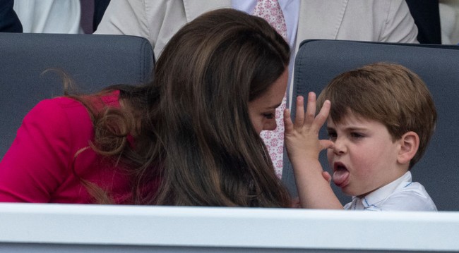 Ini momen ketika Pangeran Louis sempat tantrum. Sang ibu pun menanggapi tingkah anaknya dengan tenang dan tetap tersenyum. Foto: Getty Images