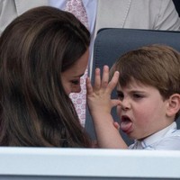Ini momen ketika Pangeran Louis sempat tantrum. Sang ibu pun menanggapi tingkah anaknya dengan tenang dan tetap tersenyum. Foto: Getty Images