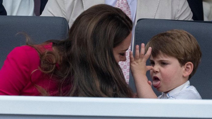 LONDON, ENGLAND - JUNE 05: Catherine, Duchess of Cambridge and Prince Louis of Cambridge attend the Platinum Pageant on June 05, 2022 in London, England. The Platinum Jubilee of Elizabeth II is being celebrated from June 2 to June 5, 2022, in the UK and Commonwealth to mark the 70th anniversary of the accession of Queen Elizabeth II on 6 February 1952.  (Photo by Richard Pohle - WPA Pool/Getty Images)