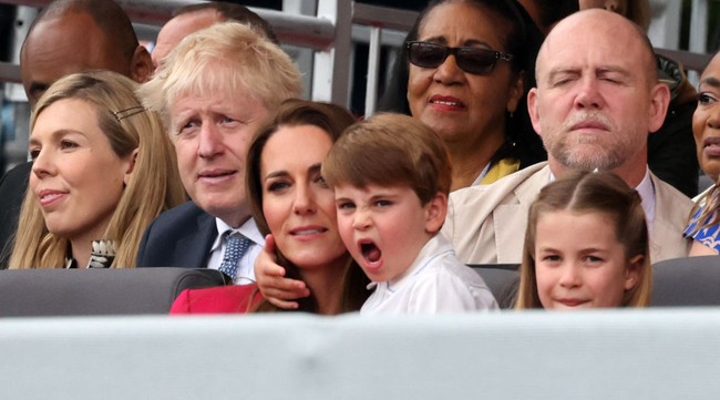 Lagi bosan, Pangeran Louis? Ia tampak menguap saat menyaksikan rangkaian acara. Foto: Getty Images