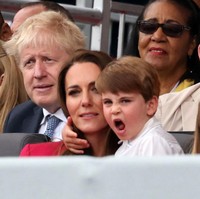 Lagi bosan, Pangeran Louis? Ia tampak menguap saat menyaksikan rangkaian acara. Foto: Getty Images