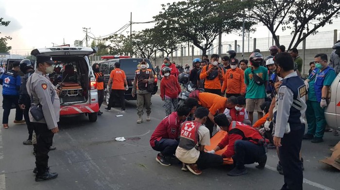 (Pasutri) di Surabaya meninggal tertabrak bus