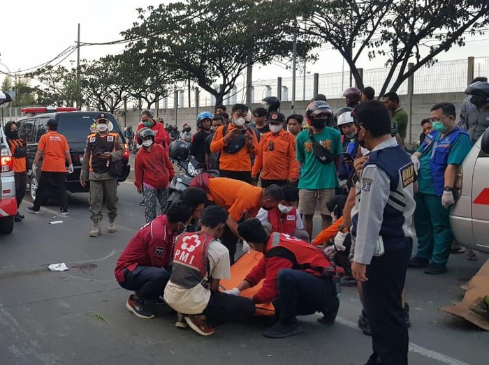(Pasutri) di Surabaya meninggal tertabrak bus