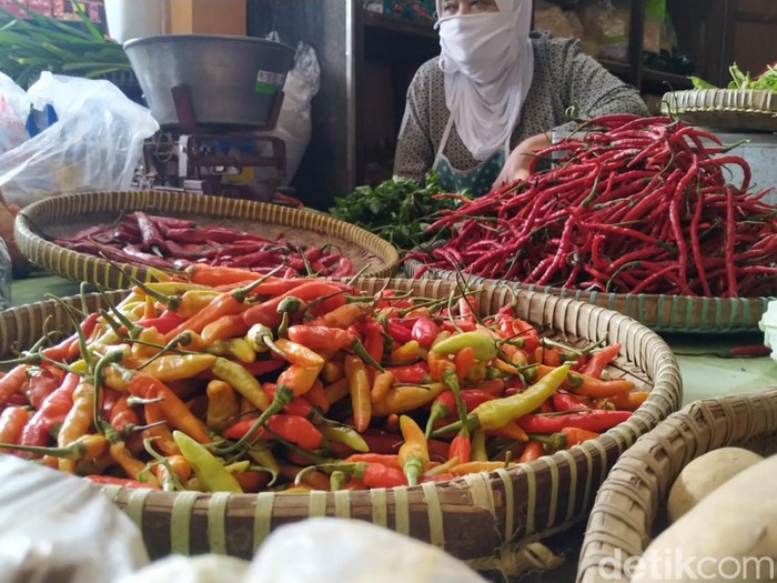 Pedagang cabai di Pasar Bantul, Senin (6/6/2022).