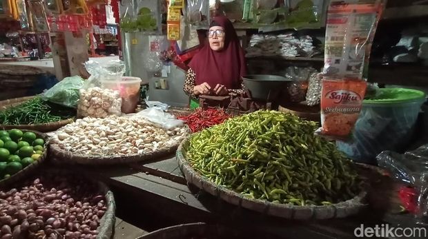 Pedagang di Pasar Bitingan, Kudus, Senin (6/6/2022).