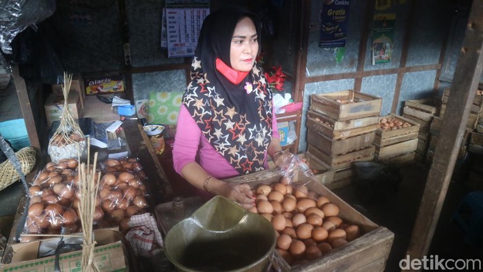 Pedagang di Pasar Bitingan, Kudus, Senin (6/6/2022).