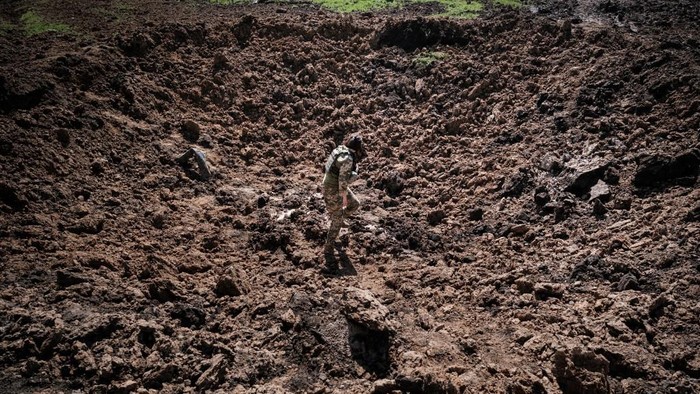 Perang Rusia dan Ukraina masih terus berlanjut. Selain mengakibatkan kerusakan, perang tersebut juga meninggalkan jejak berupa kawah bekas rudal di Ukraina.