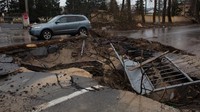 Jalan raya di Chernihiv, Ukraina, juga hancur dalam perang tersebut. Sebuah kawah tampak memutus salah satu lajur jalan tersebut. (Anastasia Vlasova/Getty Images/AFP).